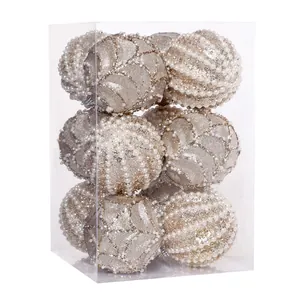 Elegante juego de bolas de Navidad con purpurina champán y detalles de perlas en caja