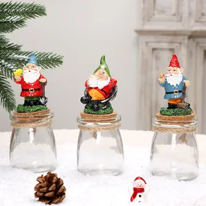Lot de trois figurines de gnomes de Noël en résine sur bocaux à bonbons en verre