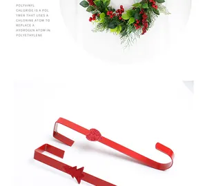 Roter Kranzhaken aus Metall mit glitzernden Herz- und Weihnachtsbaum-Akzenten