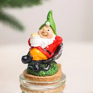 Figurine de gnome de Noël en résine sur le couvercle en liège d'un bocal à bonbons