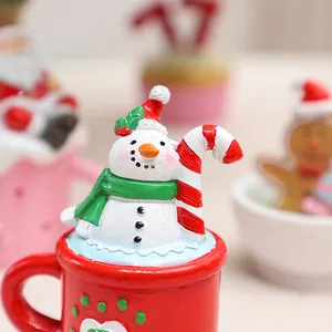 Adorabile statuina in resina di pupazzo di neve natalizio in una tazza rossa decoro