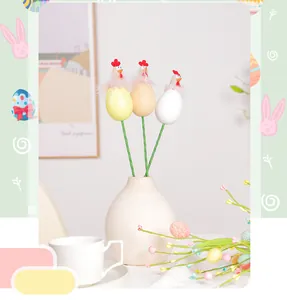 Vue détaillée de trois pics d'œufs de poussin de Pâques colorés dans un vase blanc pour déco.
