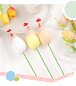 Détail de pics d'œufs de Pâques en forme de poulet pour compositions florales et décoration.