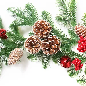Guirlande de Noël en PE avec effet neige, pommes de pin et petites cloches rouges