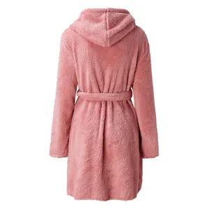 Vue arrière d'un peignoir à capuche en peluche rose avec détails de ceinture.