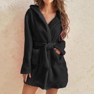 Peignoir à capuche en peluche noire pour femme avec ceinture et texture douce et chaude