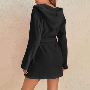 Vue arrière d'un peignoir à capuche en peluche noir confortable pour femme en hiver