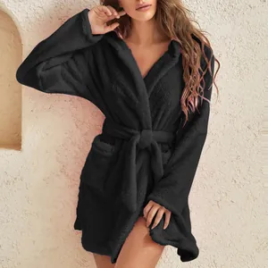 Détail d'un peignoir à capuche en polaire noire pour femme avec une texture moelleuse