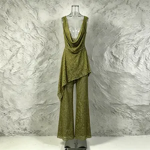 Detalle del conjunto de encaje verde oliva con top de cuello drapeado y pantalones
