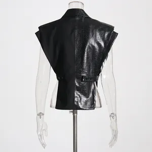 Gedetailleerd achteraanzicht van een zwarte mouwloze blazer met krokodillenpatroon