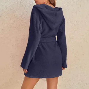 Vue arrière d'un peignoir à capuche en peluche bleu marine doux et confortable
