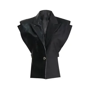 Gedetailleerde weergave van zwart vest met krokodillentextuur en een getailleerde pasvorm.