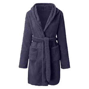 Gros plan d'un peignoir en polaire bleu foncé à capuche pour femme avec texture peluche.