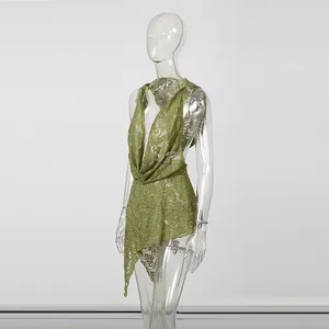 Vista lateral del top sin mangas de encaje verde oliva con cuello drapeado en un maniquí claro