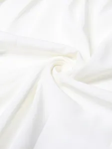 Primer plano de tela plisada blanca de alta calidad con elegante textura en espiral