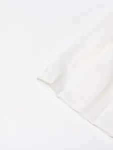 Detalle de primer plano del dobladillo de falda plisada blanca con costuras