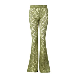 Primer plano del pantalón de campana en encaje verde con elegantes motivos florales calados.