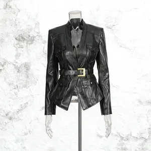 Detailaufnahme eines schwarzen PU-Lederblazers mit tiefem V-Ausschnitt und Taschen