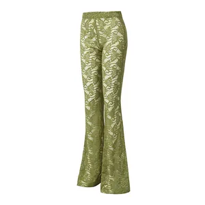 Vista detallada de los pantalones acampanados de encaje verde oliva con patrón floral