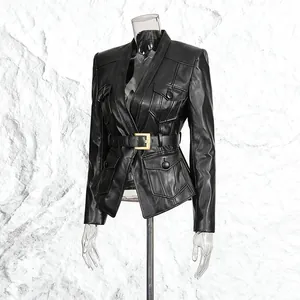 Detailansicht einer schwarzen PU-Lederjacke mit einer goldenen Gürtelschnalle und Taschen
