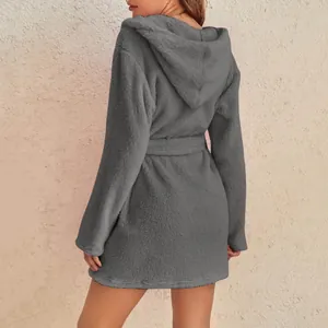 Vue arrière d'un peignoir à capuche en peluche gris chaud pour femme en polaire