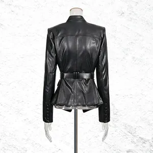 Rückansicht einer figurbetonten schwarzen PU-Lederjacke mit Gürtel und Schößchensaum.