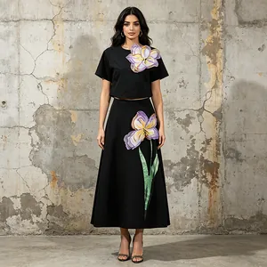 Conjunto elegante de dos piezas con top corto negro y falda midi evasé floral