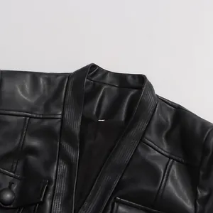 Detailaufnahme eines schwarzen PU-Leder-Blazers mit tiefem V-Ausschnitt und Naht