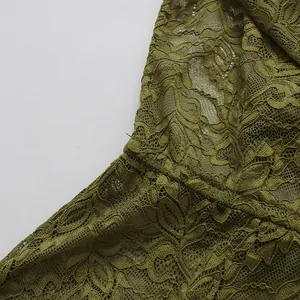 Detalle macro de tela de encaje floral verde oliva con intrincado diseño calado