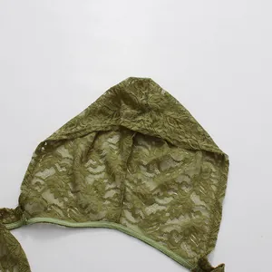 Primer plano macro detallado de la capucha de encaje floral verde oliva con ribete fino