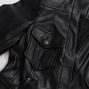 Detailaufnahme einer schwarzen PU-Lederjacke mit Pattentasche und feiner Nahttextur.