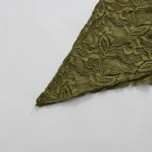 Primer plano detallado del patrón de encaje floral verde oliva en el pantalón calado