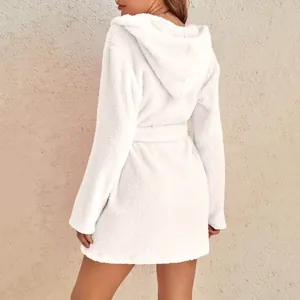 Vue arrière d'un peignoir en peluche blanc à capuche pour femme, texture douce