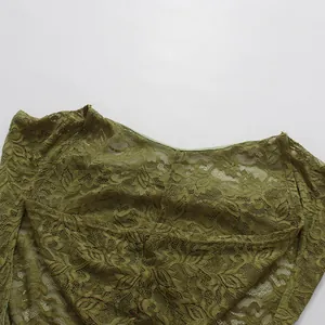 Primer plano de tela de encaje floral verde oliva con delicados detalles calados