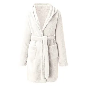 Peignoir à capuche en peluche blanche avec texture douce et ceinture réglable à la taille