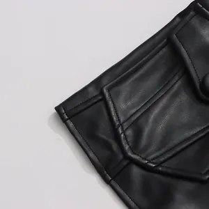 Detaillierte Makroaufnahme einer schwarzen PU-Lederjacke mit Tasche und präzisen Nähten