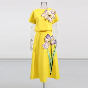 Elegante conjunto amarillo de dos piezas con top de flores 3D y falda larga en A