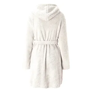 Vue arrière d'un peignoir à capuche en peluche blanc pour femme avec ceinture souple