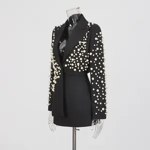 Vue détaillée d'un ensemble blazer court noir et jupe trapèze orné de perles élégantes.