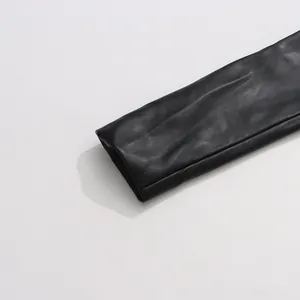 Detaillierte Nahaufnahme des Ärmels einer schwarzen PU-Lederjacke mit Textur