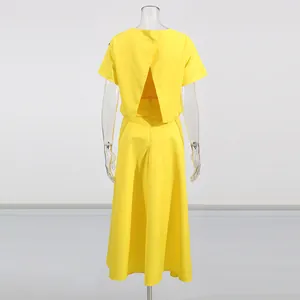 Vista trasera detallada de un conjunto amarillo de dos piezas con top de espalda abierta