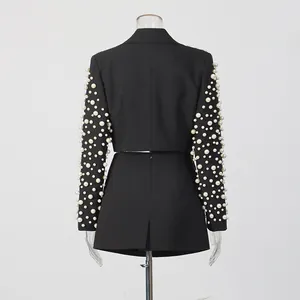 Vue arrière d'un élégant ensemble deux pièces blazer et jupe noir avec manches perlées.