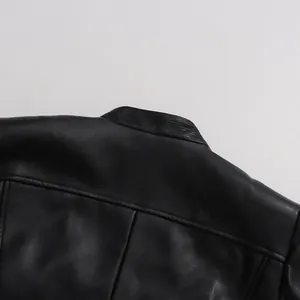 Detailansicht von Kragen und Schulter einer schwarzen PU-Lederjacke mit feinen Nähten.