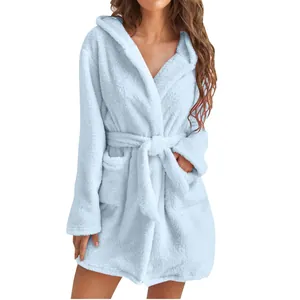Vue détaillée d'un peignoir à capuche en peluche bleu clair doux pour femme en hiver