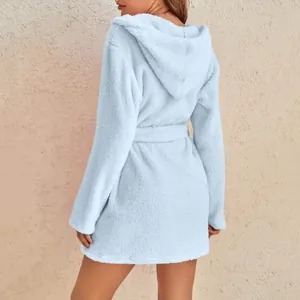 Vue arrière d'un peignoir à capuche en peluche bleu clair pour femme pour l'hiver