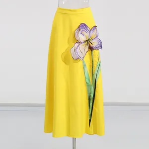 Vista detallada de falda amarilla de línea A con elegante diseño floral en 3D