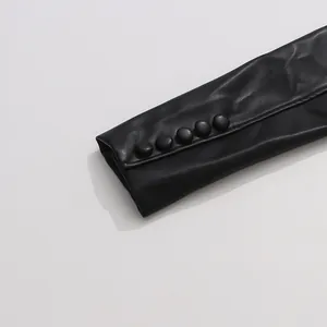 Detailaufnahme eines schwarzen PU-Lederjackenärmels mit einer eleganten Knopfmanschette