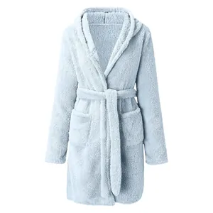 Vue de face d'un peignoir à capuche en peluche bleu clair, texture douce et ceinture
