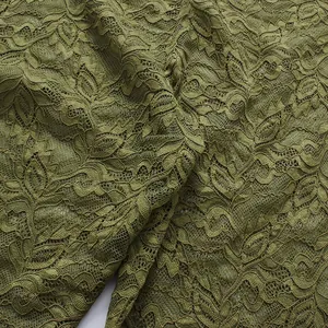 Primer plano que muestra la intrincada textura de encaje floral de este pantalón verde
