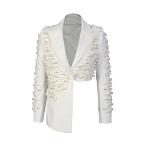 Vista frontale del blazer bianco con rever, orlo asimmetrico e perle eleganti